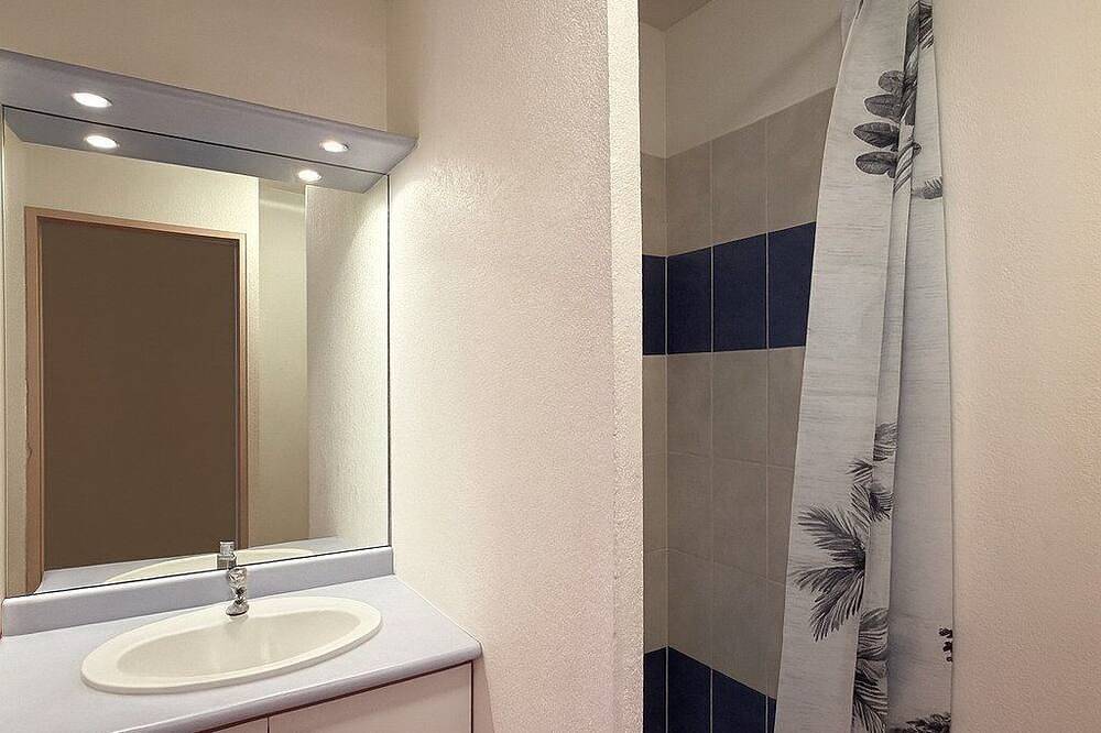 Entire apartment, Terrasse du Sud, 4 guests, Pool in Calvisson in Calvisson, Nimes region