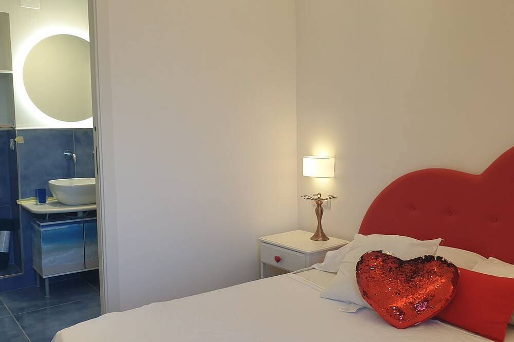 Magnificent suite with a bathtub and sea view of Amalfi, 15 minutes from beach in Amalfi, Sorrento Coast