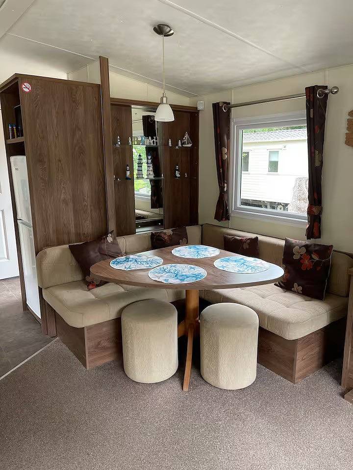 Cabin Sleeps 6 with Garden and Pets Welcome in Calbourne, Isle of Wight