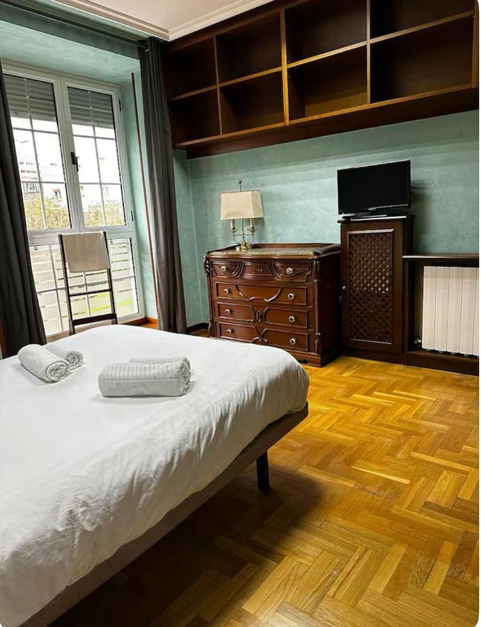 Twin Room with Shared Bathroom in Oviedo, Cordillera Cantábrica