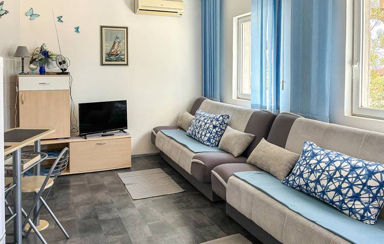 Ganze Ferienwohnung, Charmantes Apartment, 1 km vom Strand entfernt, mit Terrasse, WLAN und Parkplatz in Pisak, Omis-Riviera