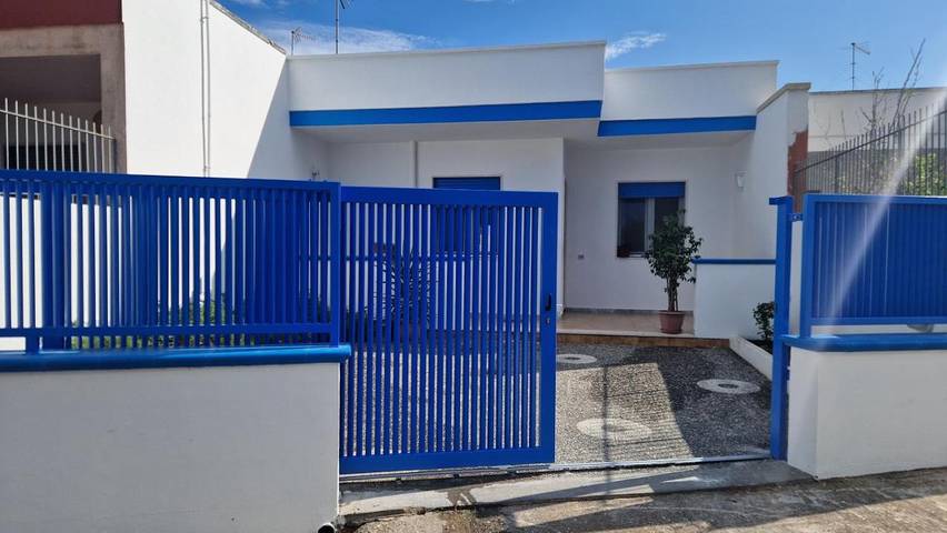 Casa vacanza per 6 persone, con giardino, con animali domestici a Roca Vecchia