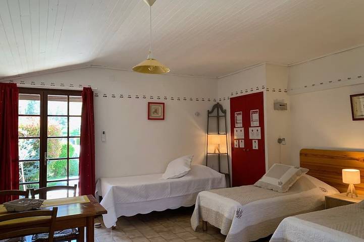 Gîte pour 3 personnes, avec terrasse ainsi que jardin et piscine à Venasque - 4