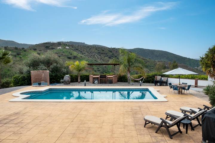 Casa rural para 8 personas, con jardín, Se admiten mascotas en Canillas de Aceituno - 2