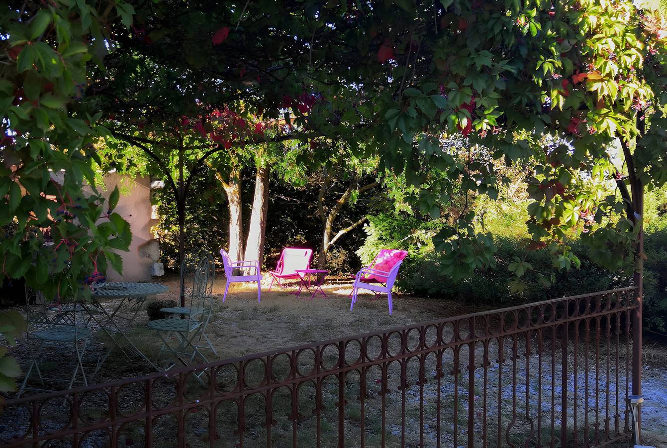 Studio entier, Gîtes du Bout du Monde : vue montagne et terrasse privée in Saint-Étienne-de-Gourgas, Région de Lodève