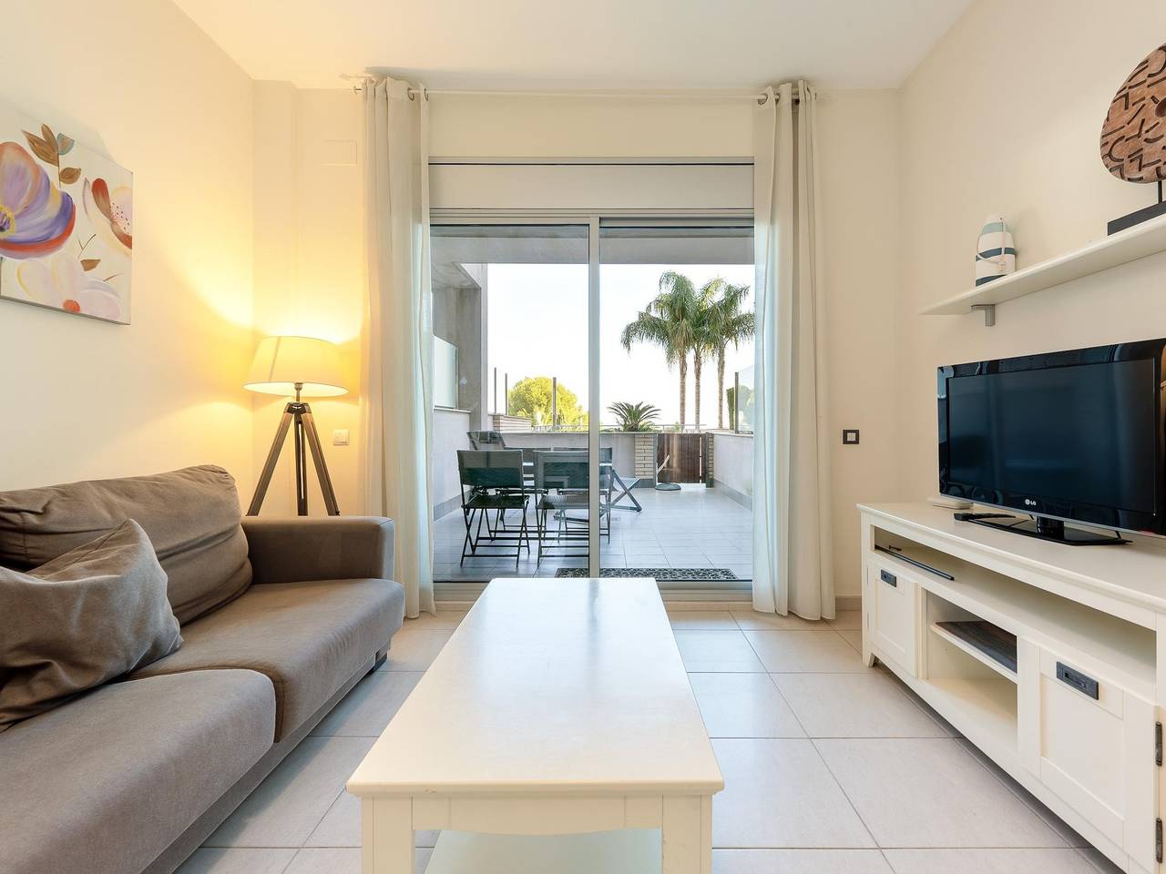 Entire holiday apartment, Ground floor with private terrace, pool and parking in Miami Playa, Costa Dorada