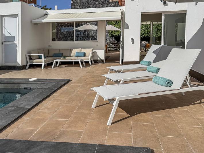 Exclusiva villa con piscina climatizada, vistas a la montaña, wifi y aire acondicionado in Adeje, Tenerife Sur