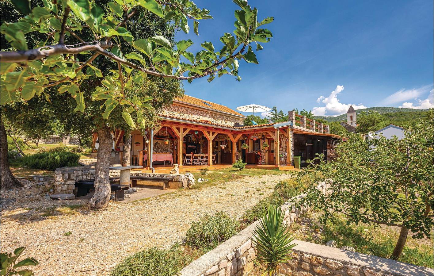 Charmante 2-Zimmer-Wohnung mit Pool und Terrasse in der Nähe von Novi Vinodolski in Novi Vinodolski, Primorje-Gorski Kotar