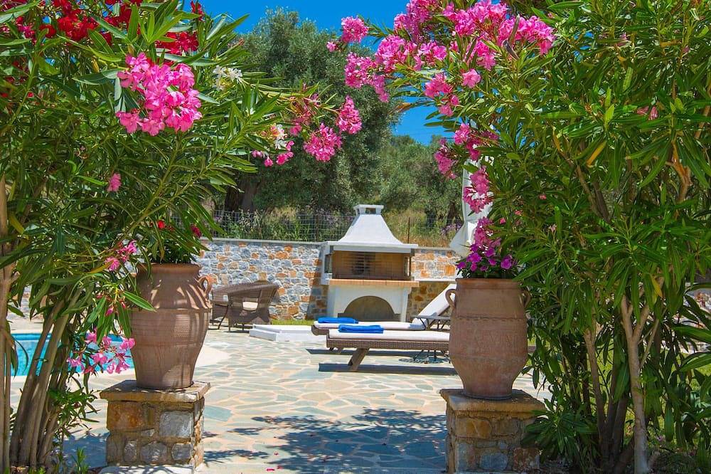 Luxurious and family friendly villa with large private pool 5 mins from Skiathos in Kalyvia, Sporades