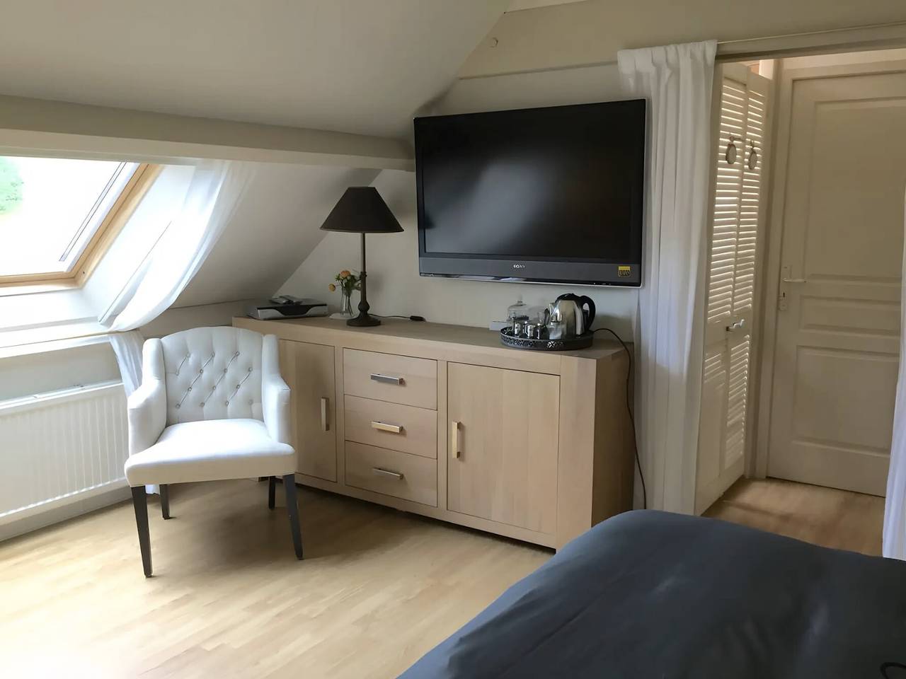 Le Moulin Bas Vraie Guest Room with Private Pool, Wi-Fi, and Air Conditioning in Loubejac, Périgord Noir