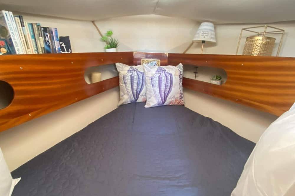 Bonito e Acolhedor Veleiro Localizado no Porto Junto á foz do rio Douro in Canidelo, Porto Distrikt