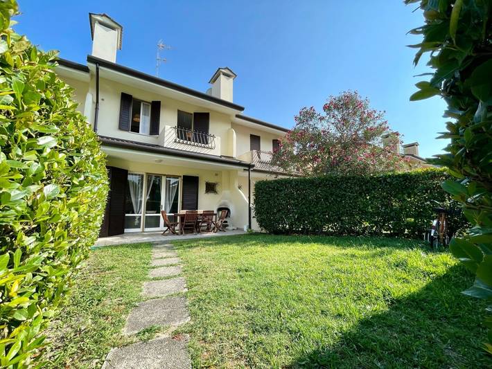 Villa für 6 Personen, mit Balkon/Terrasse und Garten