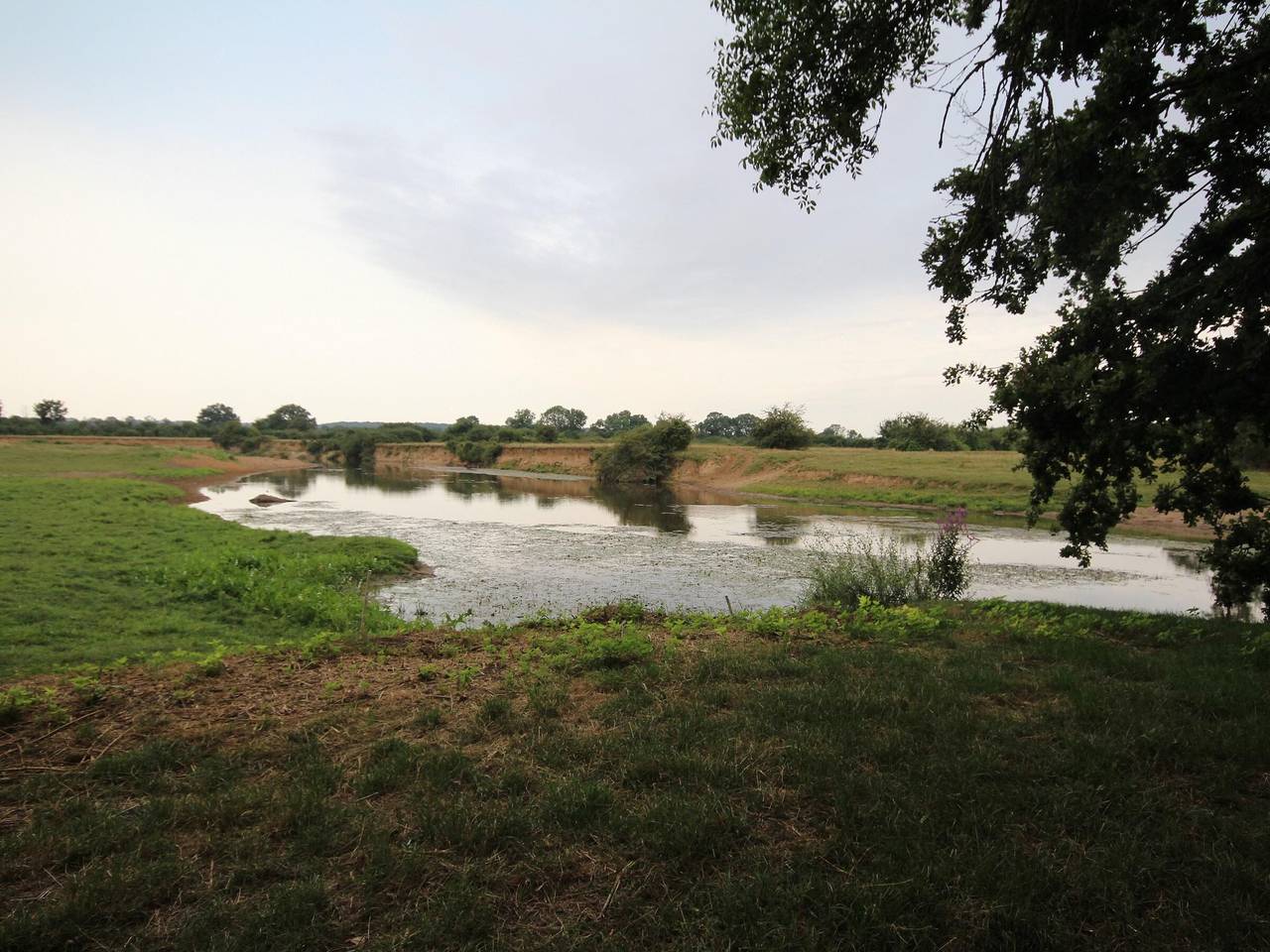 Ungewöhnliches Chalet am Fluss, ruhig und alles inklusive in Cercy-la-Tour, Nièvre