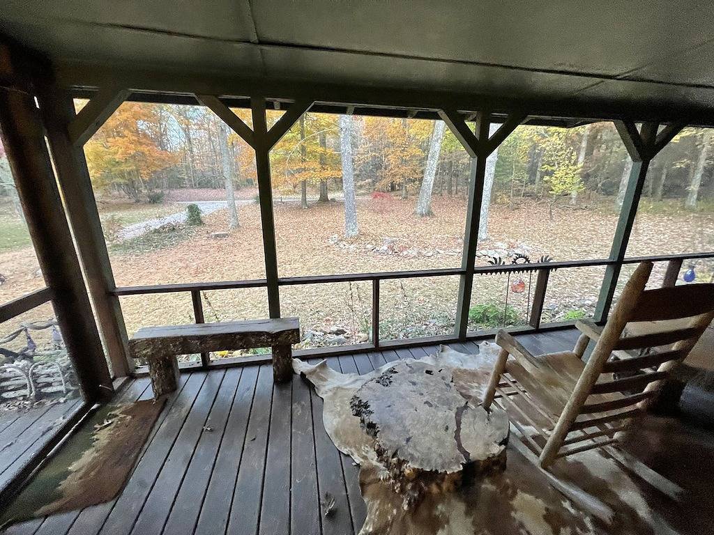 Luxury Bohemian Cabin on Coker Creek w Oversized Hot Tub, Fire-pits, and Hiking in Monroe County (TN)
