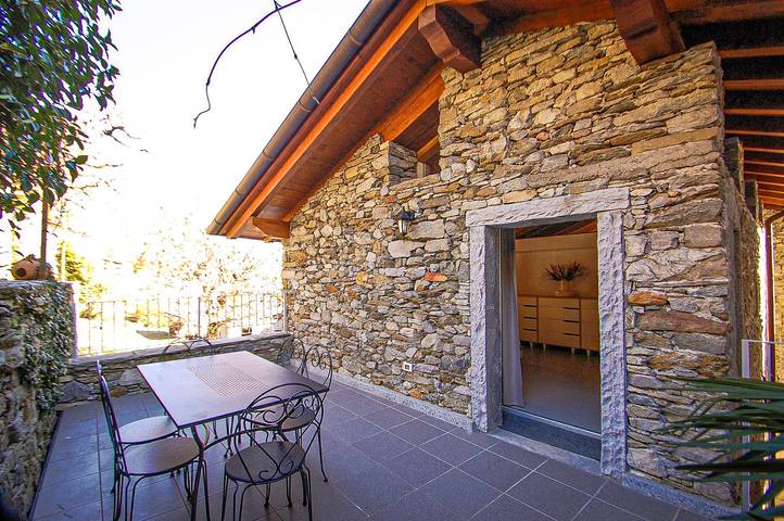 Ferienwohnung für 5 Personen, mit Balkon und Terrasse sowie Garten und Seeblick im Piemont