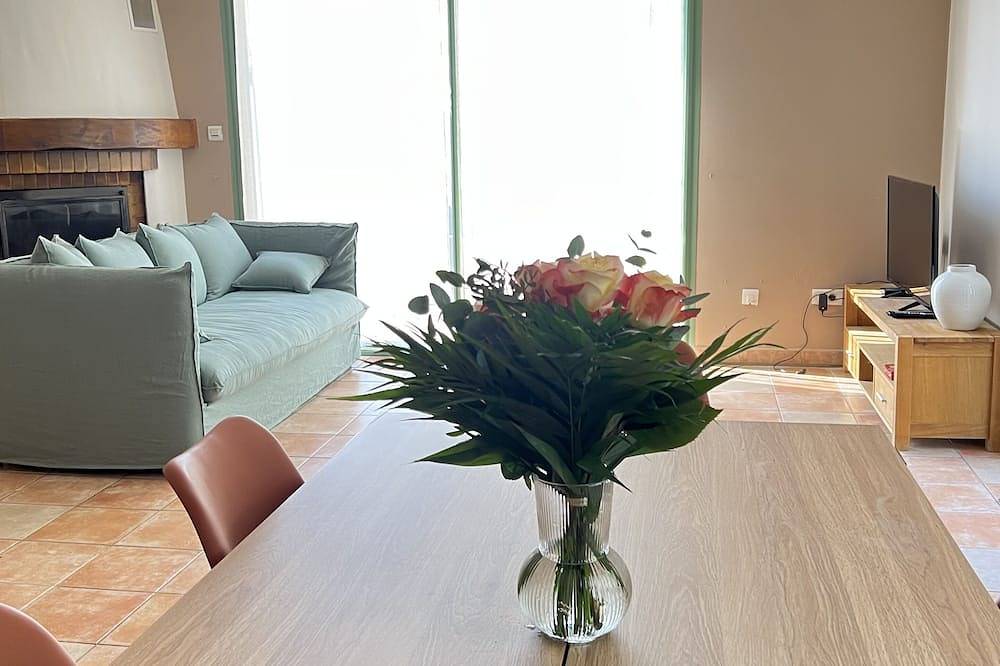Entire apartment, Gite Pour 4 Personnes Avec Piscine et vue sur la Vallée de L'orb in Cessenon-sur-Orb, Béziers region