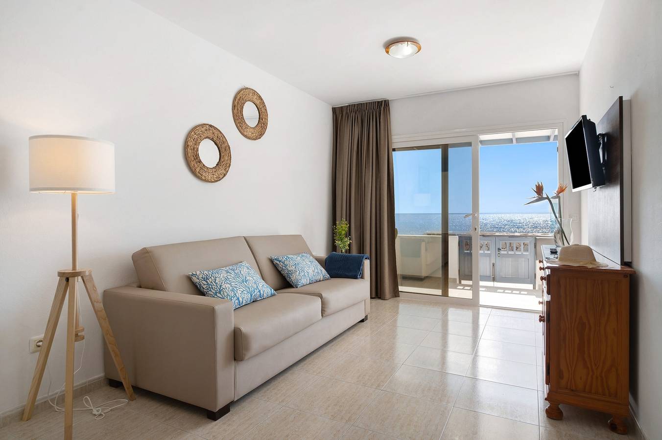 Entire apartment, Holiday Apartment “Callao Beach 2” with Sea View, Terrace & Wifi in Punta de las Mujeres, Haría