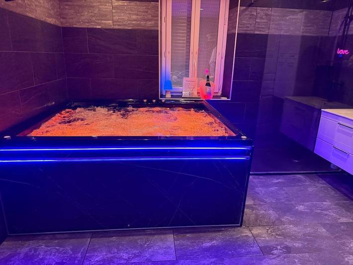 Location de vacances pour 3 personnes, avec piscine et terrasse ainsi que jardin et jacuzzi à La Machine - 4