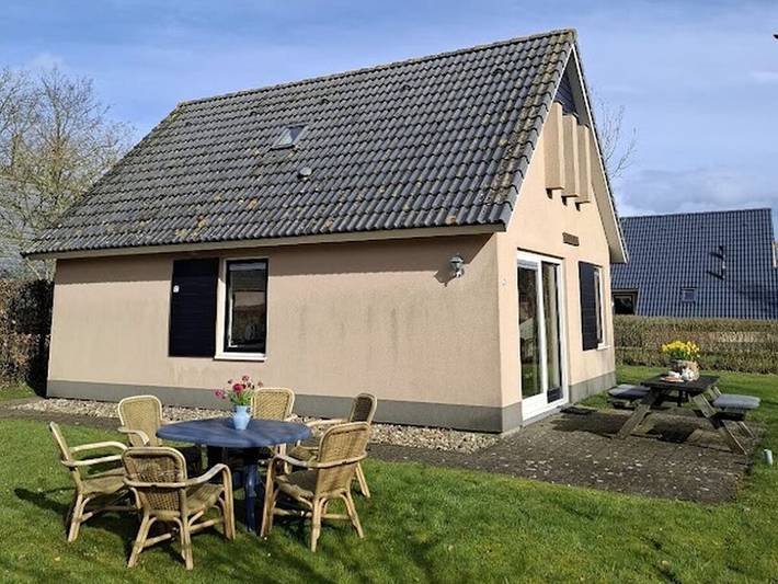 Ferienhaus in Sondel mit Schwimmbecken in Ijsselmeer