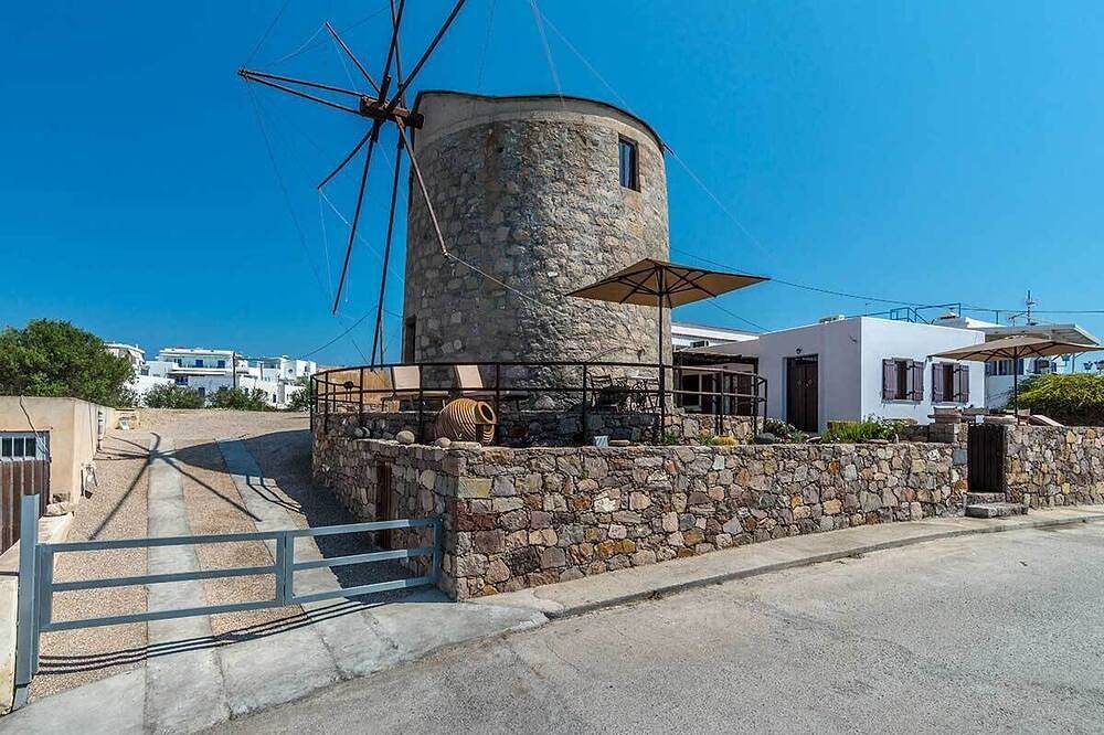 The windmill in Milos' port - with sea view in Milos