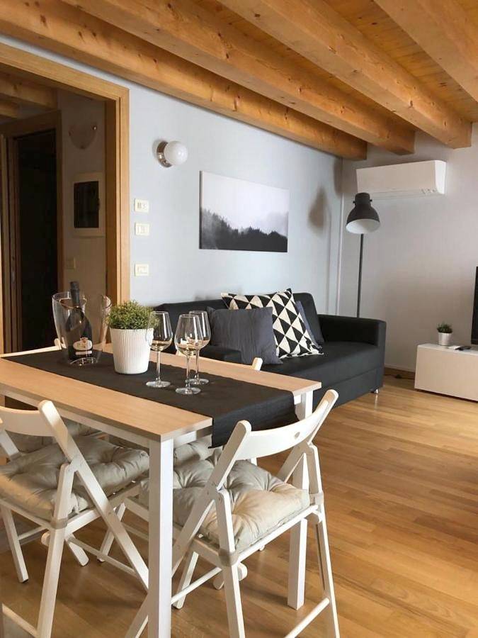 Apartamento inteiro, Two-Bedroom Apartment in Treviso, Treviso (província)