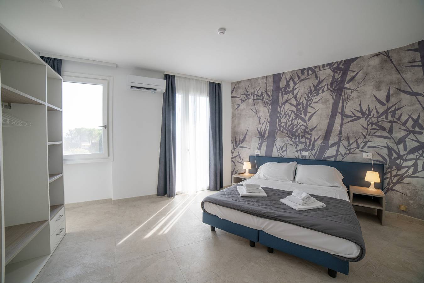 Ganze Wohnung, Deluxe Suite 3 mit Gemeinschaftspool und Privatem Balkon in Spiaggia Romantica (Manerba del Garda), Manerba del Garda