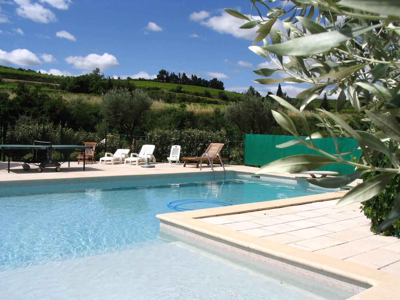 Apartamento entero, Gîte 'Gite Du Petit Bois' con piscina compartida, Wi-Fi y aire acondicionado in Villedieu, Vaucluse