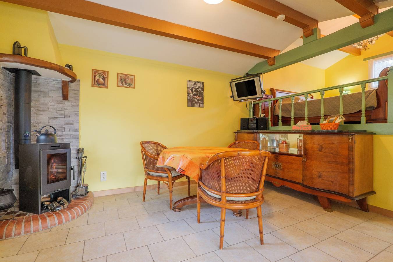 Gîte Lagachon: Bergblick, private Terrasse und Garten in Saint-Étienne-de-Boulogne, Parc naturel régional des Monts d'Ardèche