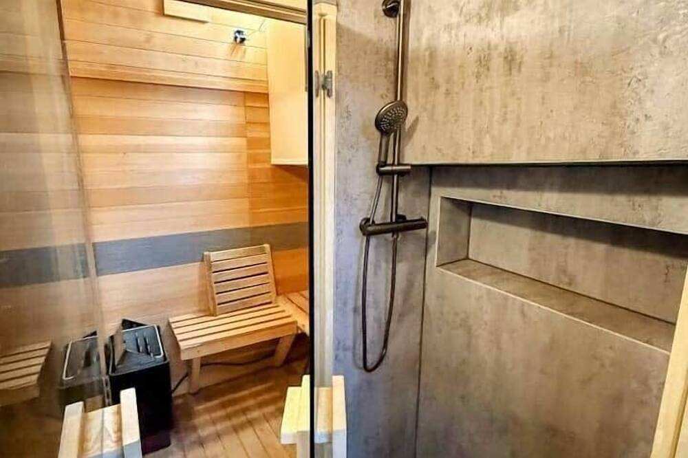 Luxurious boutique houseboat - Forepeak Suite in Holländische Küste