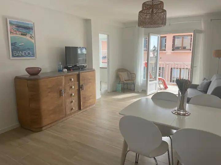Appartement entier, Two-Bedroom Apartment in Six-Fours-les-Plages, Côte méditerranéenne (France)