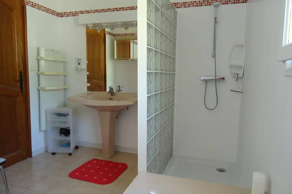 Villa 4 chambres Proche De La Mer avec Piscine privée et grand jardin. in Rocbaron, Côte méditerranéenne (France)
