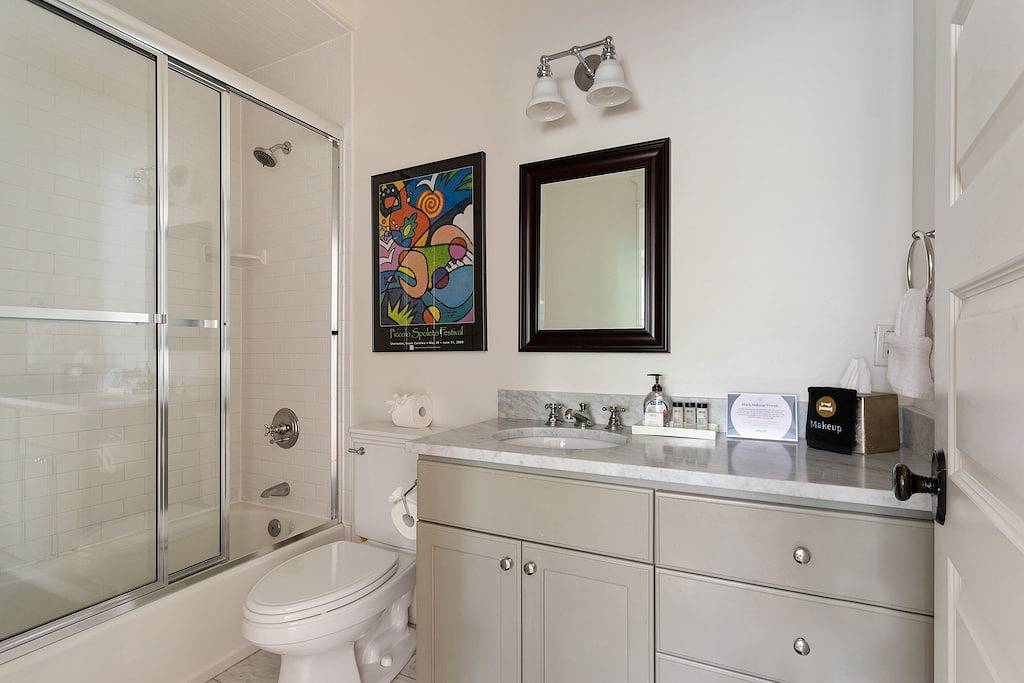 Ganze Wohnung, Downtown Luxury |Rutledge Avenue Inn (Suite C) in Charleston, Charleston County