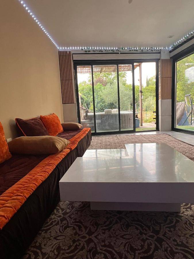 Appartement de vacances pour 4 personnes, avec jacuzzi et terrasse ainsi que piscine et jardin