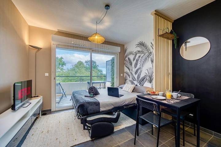 Gîte pour 2 personnes, avec terrasse et piscine à Prévessin-Moëns