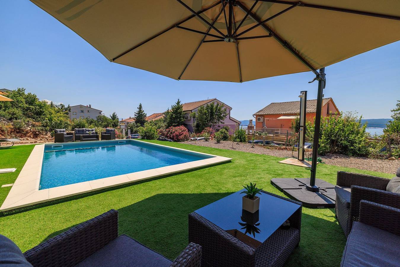 Ganze Wohnung, Hundefreundliches Apartment nur 350 Meter zum Strand mit Meerblick, Pool, Wifi in Dramalj, Primorje-Gorski Kotar