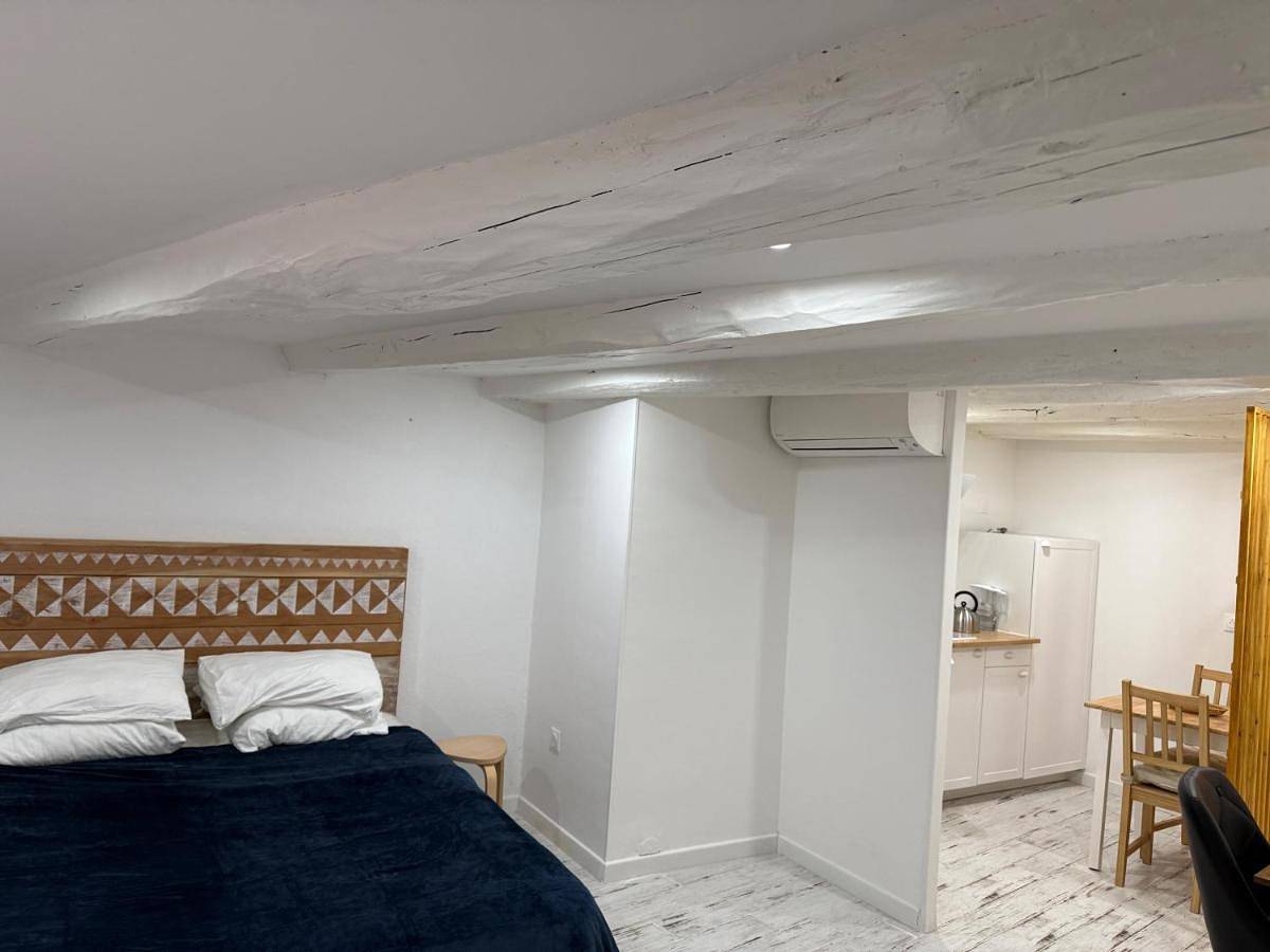 Appartement entier, Provençal Studio with Private Entrance in La Verdière, Région de Brignoles