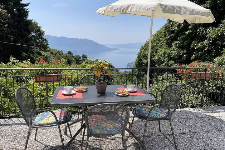 Chalet für 4 Personen, mit Balkon/Terrasse und Terrasse sowie Garten am Lago Maggiore
