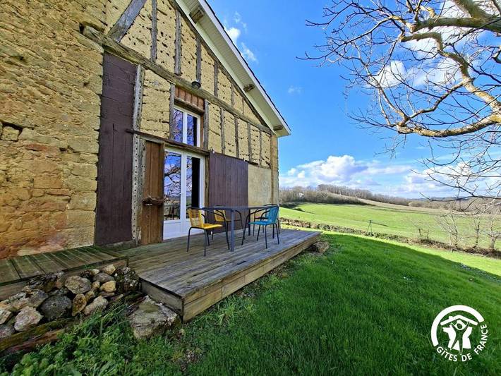 Location de vacances pour 2 personnes, avec Terrasse ainsi que Jardin et Piscine à Tourdun