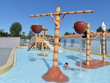 Mobil home pour 6 personnes, avec terrasse ainsi que sauna et bassin pour enfant à Angles