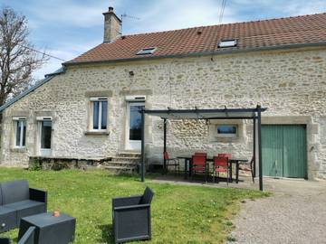 Gîte pour 8 personnes, avec jardin, animaux acceptés à Crux-la-Ville
