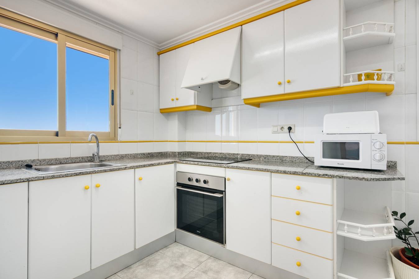 Apartamento entero, Apartamento 'Vistamar' con balcón y Wi-Fi in Bellreguart, Costa de Valencia
