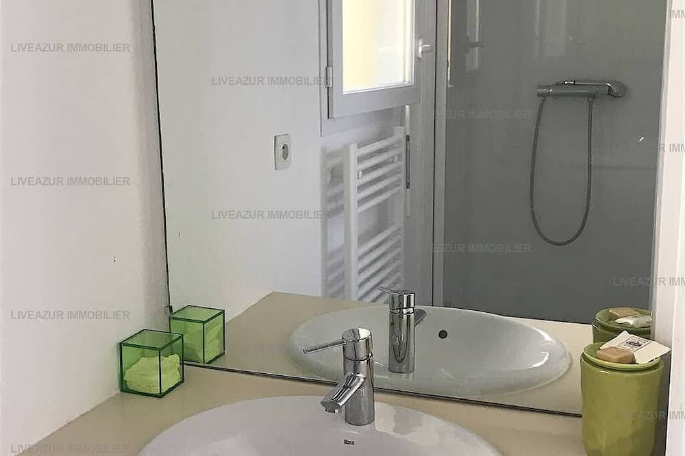 Apartamento entero, Apartamento All Comfort Climatise Terraza Jardin Piscina Playa Y Puerto Con Pies / 6 Personas. in Le Brusc, Six-Fours-les-Plages