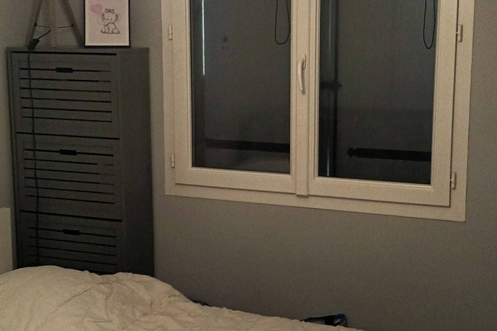Chambre Avec lit 2 Personnes, Lit, Chaise Haute et Baignoire Bébé Fournis in Arvert, Côte de Beauté