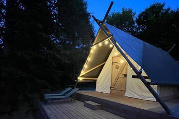 Gîte pour 4 personnes, avec piscine et vue ainsi que jardin et terrasse à Gravières