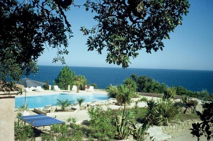 Villa pour 4 personnes, avec piscine ainsi que jardin et terrasse, animaux acceptés à Sari-Solenzara