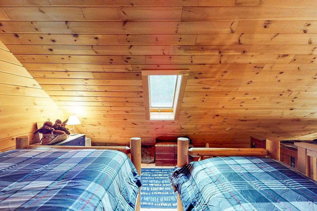 Friedliche, hundefreundliche Kabine mit großem Garten, Deck und Feuerstelle - in der Nähe des Sees in Piscataquis County