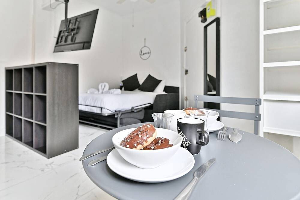 Entire apartment, Black and White Studio - Les Lilas in Les Lilas, Seine-Saint-Denis