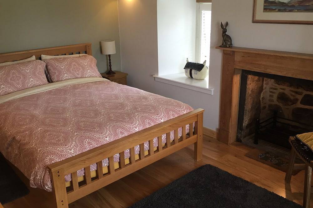 Cosy, comfortable historic cottage located in the Loch Lomond National Park in Loch Lomond, Argyll & Bute