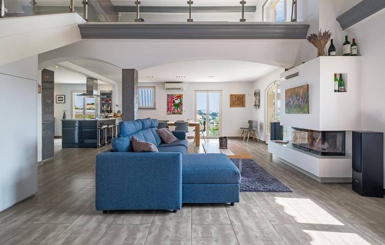 Location de vacances pour 8 personnes, avec terrasse ainsi que jardin et piscine à Saint-Laurent-du-Var - 4