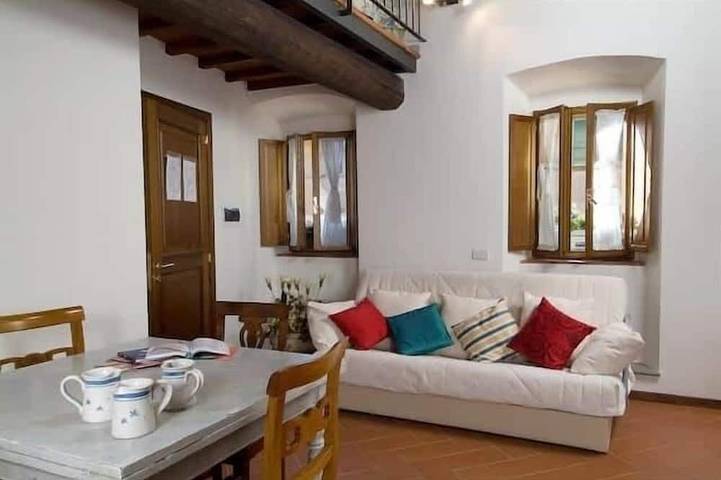 Spacious one-bedroom apartment with loft in historic center (5) in Prato, Province de Prato